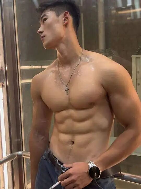 【帅哥】大陆版何浩文化身肌肉男长工，视频都看过没有（组图） - 1