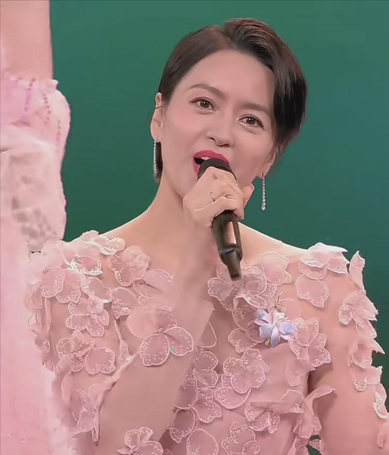 5代玉女春晚同台PK：周慧敏引发回忆杀、刘浩存后来居上太惊艳（组图） - 14