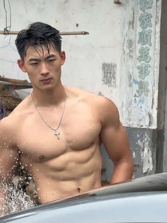 【帅哥】大陆版何浩文化身肌肉男长工，视频都看过没有（组图） - 10