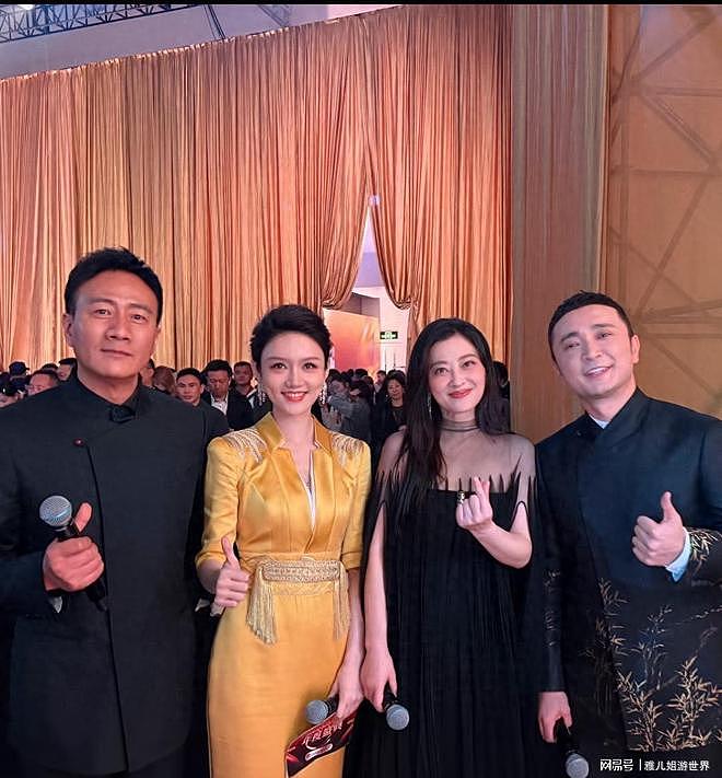 龙洋春晚眼神引热议，真相竟不是看提词器（组图） - 1