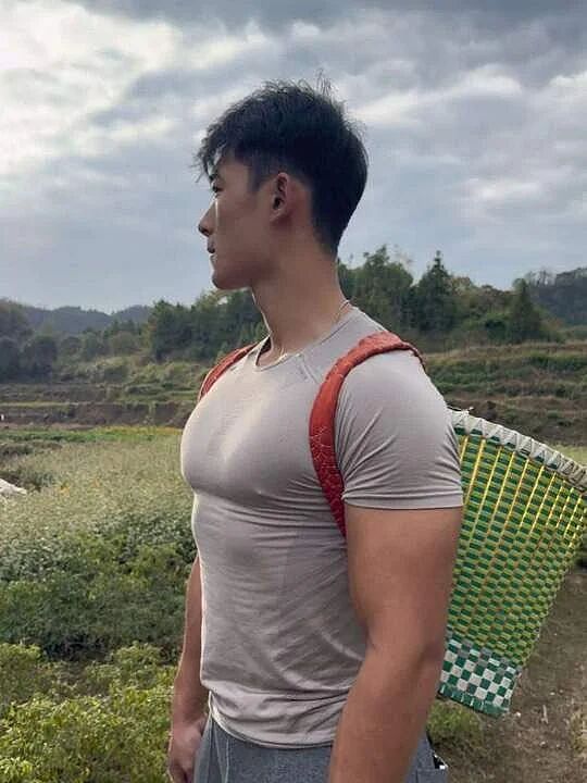 【帅哥】大陆版何浩文化身肌肉男长工，视频都看过没有（组图） - 25