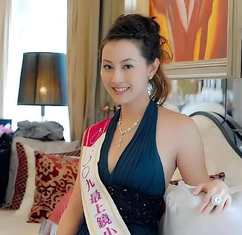 女星公开卖私密照!月入六位数!疑真空出镜回应发福言论,曾公开与富商父子闹翻(组图) - 10