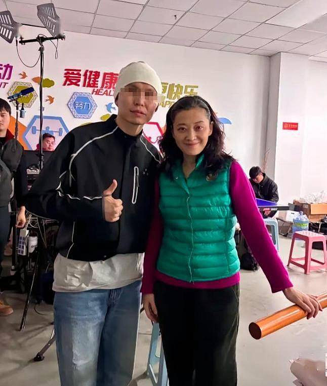 路边照上热搜：50岁梅婷视觉年龄63岁！网喊心酸（组图） - 2
