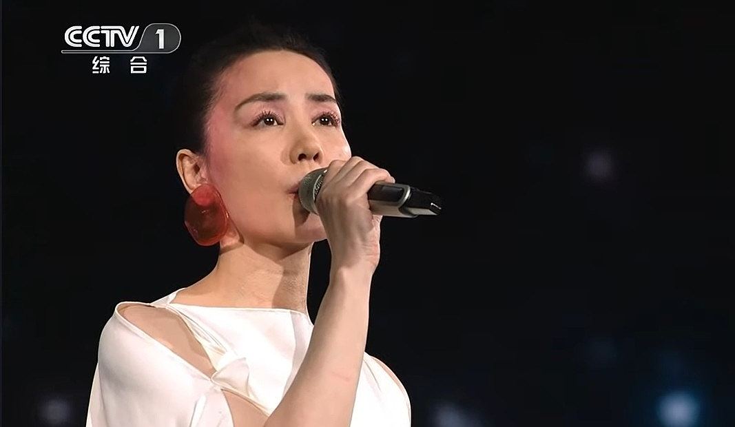 王菲登春晚演唱！同款“洗衣凝珠”耳环网上仅售39.8元引热议（组图） - 5