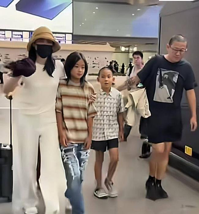 路边照上热搜：50岁梅婷视觉年龄63岁！网喊心酸（组图） - 7