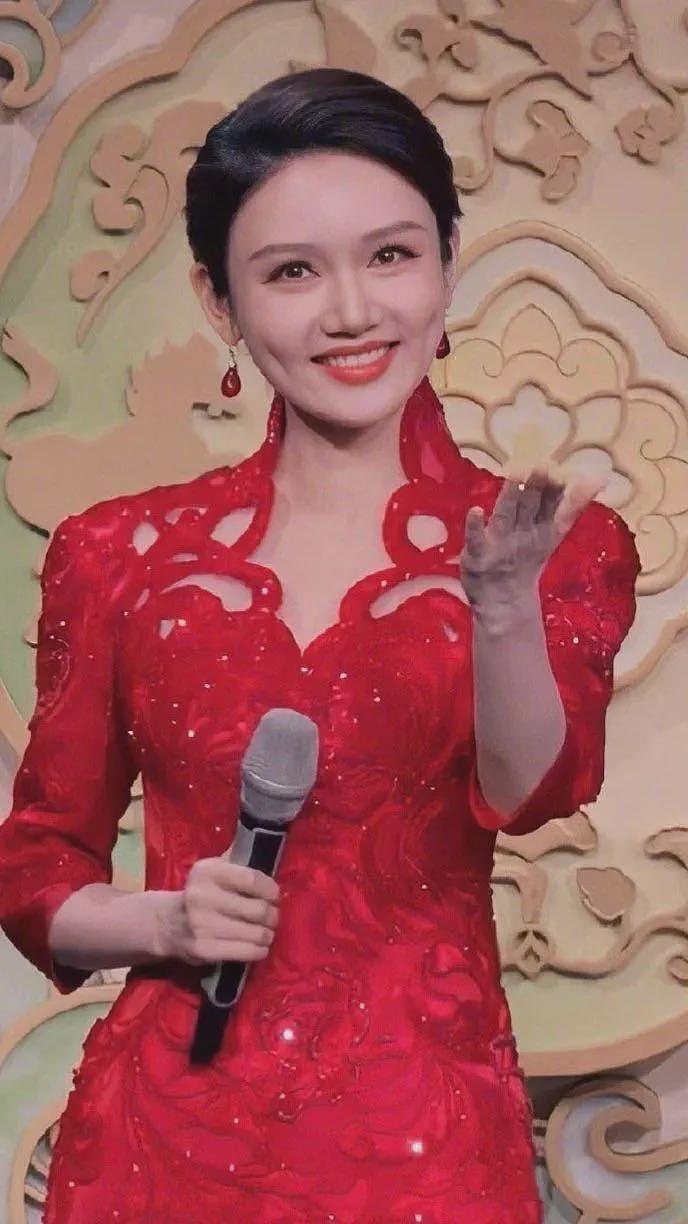 龙洋发长文，称主持完春晚哭了，还做了个决定：要试试画下眼线，求推荐假睫毛（组图） - 1