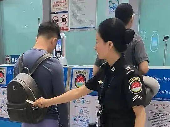坐飞机过安检时擦的小纸片是什么？（组图） - 1