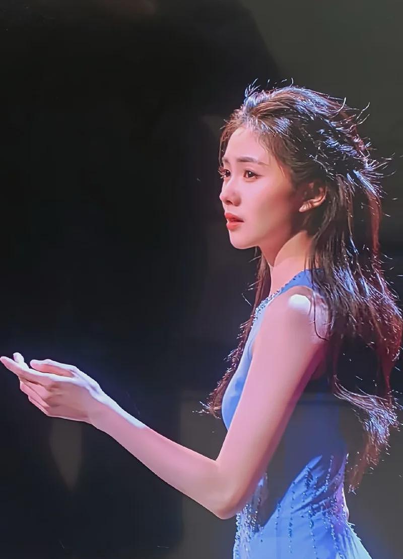 5代玉女春晚同台PK：周慧敏引发回忆杀、刘浩存后来居上太惊艳（组图） - 32