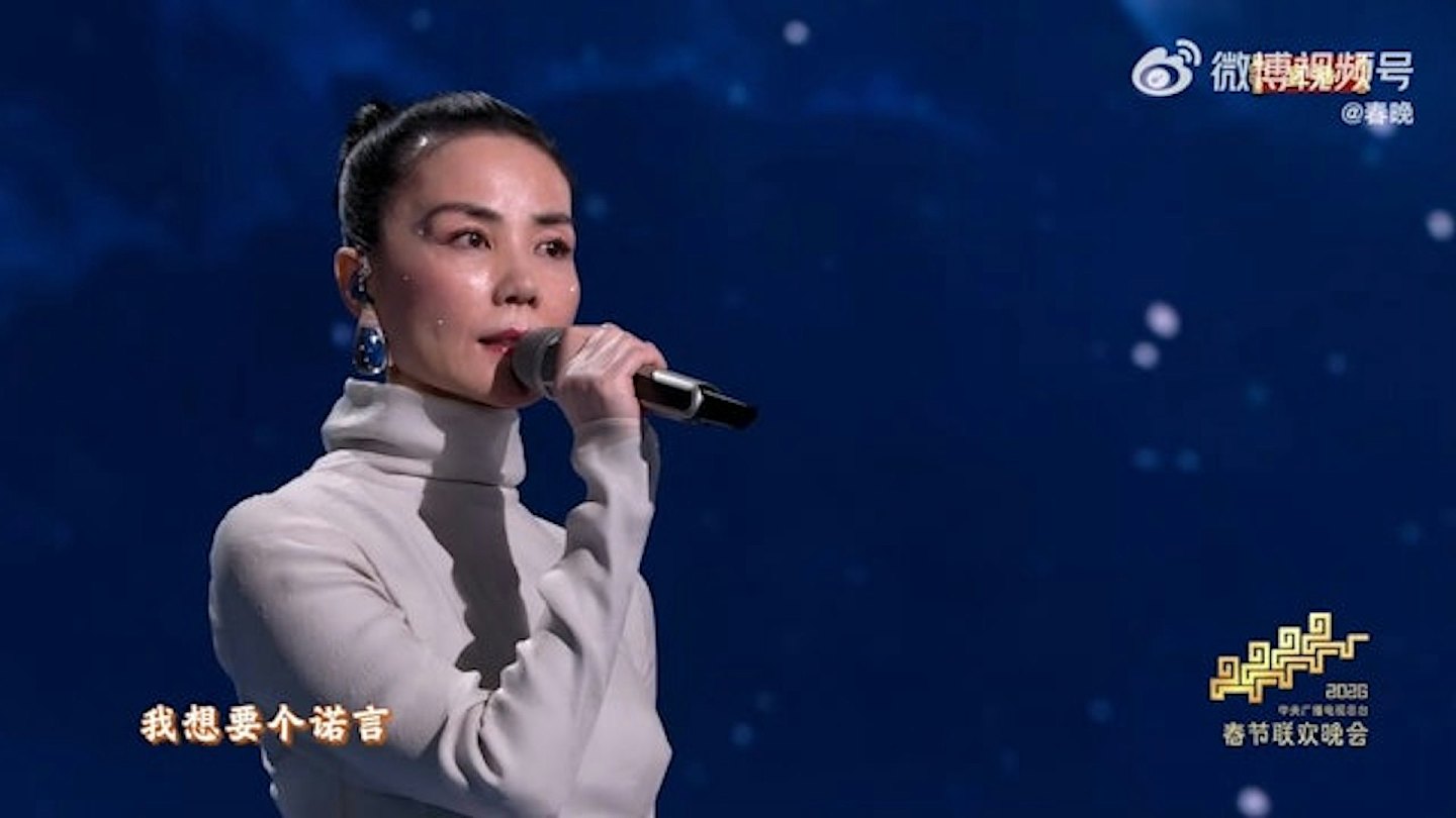 王菲登春晚，同款耳环网上仅售39.8元引热议（组图） - 1