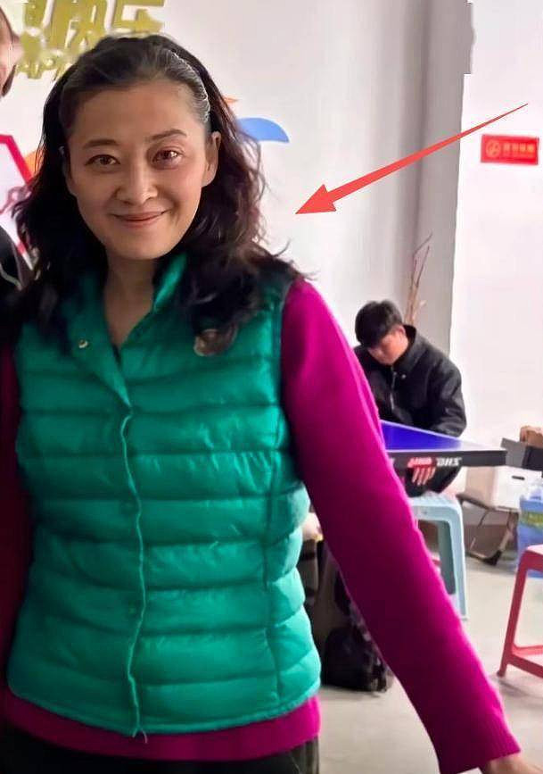 路边照上热搜：50岁梅婷视觉年龄63岁！网喊心酸（组图） - 5