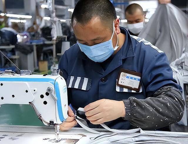 日踩8小时缝纫机,中国监狱工资多少?数字令人震惊(组图) - 13
