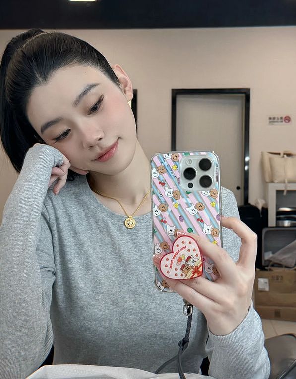 奚梦瑶晒照贺新年:与何猷君贴头合影好甜蜜,和何超欣一起看球赛(组图) - 6