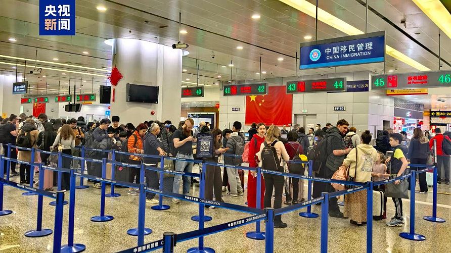 上海今迎首批加拿大、英国籍免签入境旅客！官媒：政策红利释放（组图） - 2