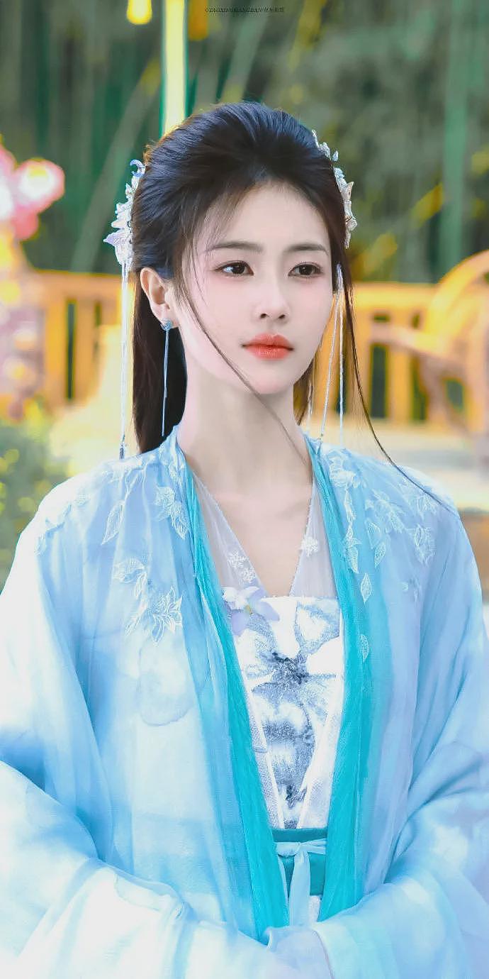 5代玉女春晚同台PK：周慧敏引发回忆杀、刘浩存后来居上太惊艳（组图） - 26
