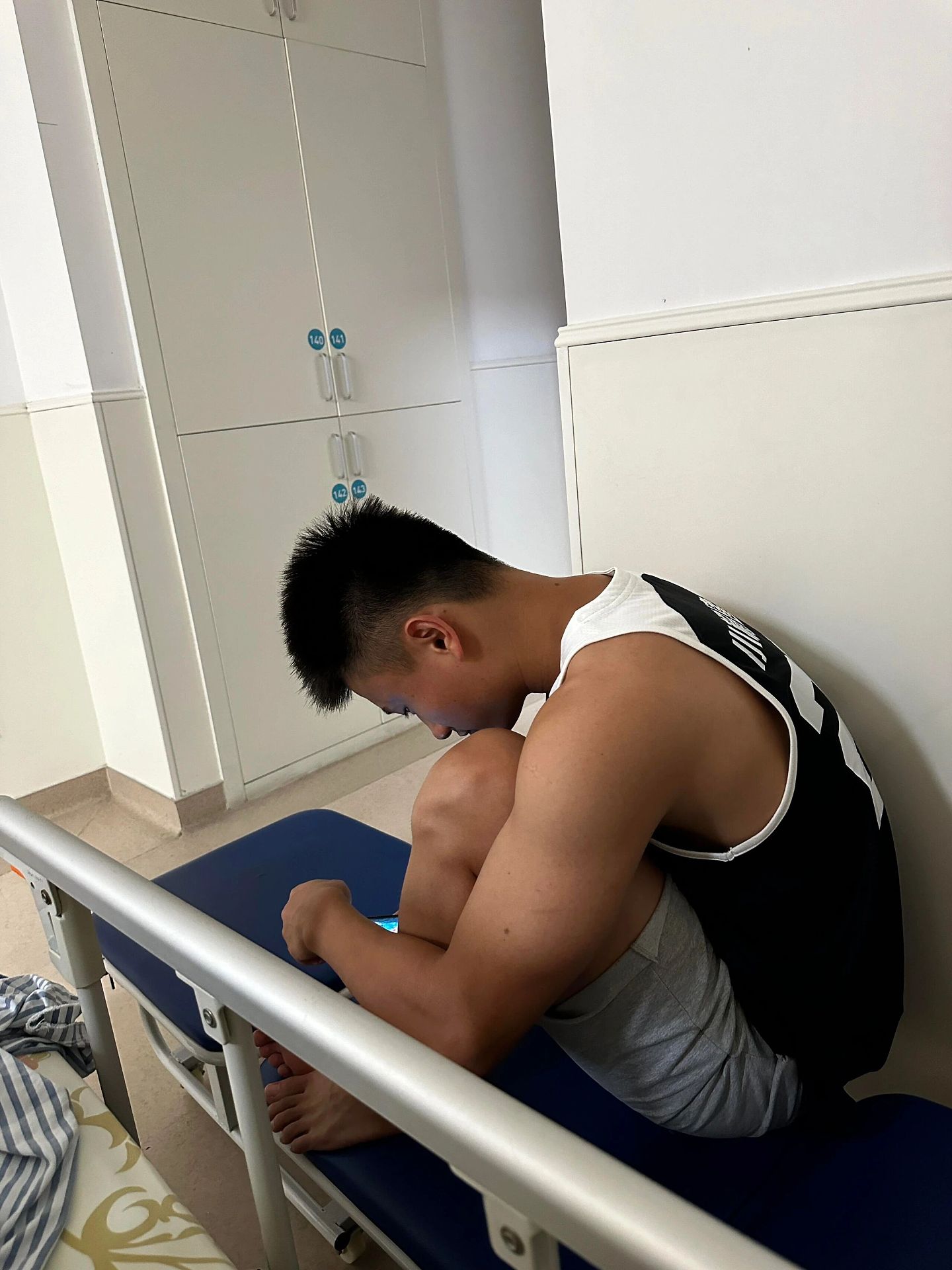 【帅哥】大陆版何浩文化身肌肉男长工，视频都看过没有（组图） - 15