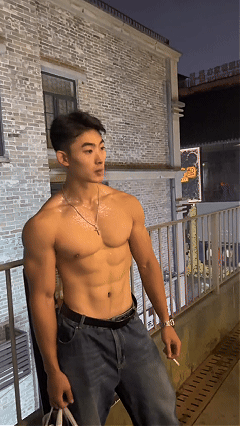 【帅哥】大陆版何浩文化身肌肉男长工，视频都看过没有（组图） - 17