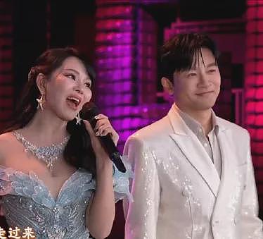 5代玉女春晚同台PK：周慧敏引发回忆杀、刘浩存后来居上太惊艳（组图） - 11
