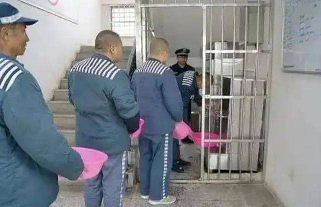 日踩8小时缝纫机,中国监狱工资多少?数字令人震惊(组图) - 4