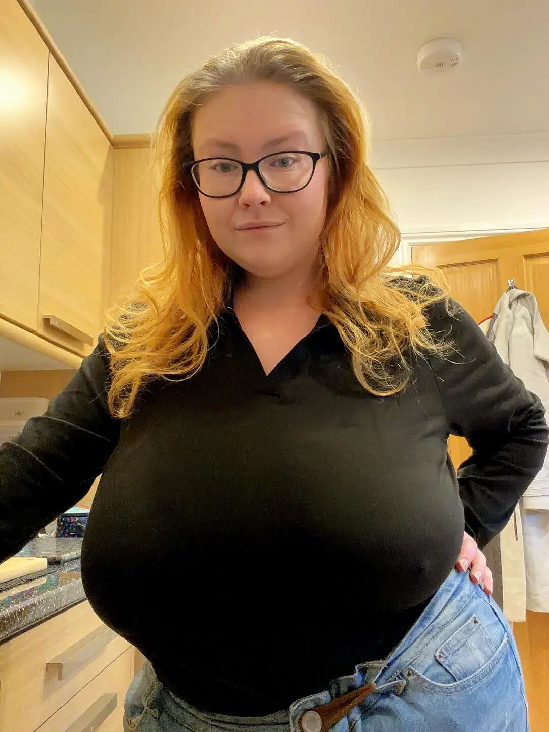 美女因N罩杯巨胸痛到想切掉！医生：这是病，切了可能长回来…（组图） - 3