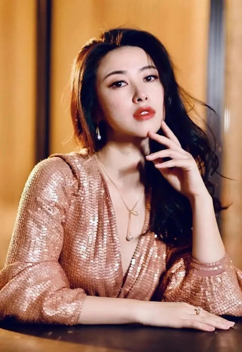 【美女】朱珠性感写真大秀魔鬼身材，曾在外国片为艺术献身（组图） - 1