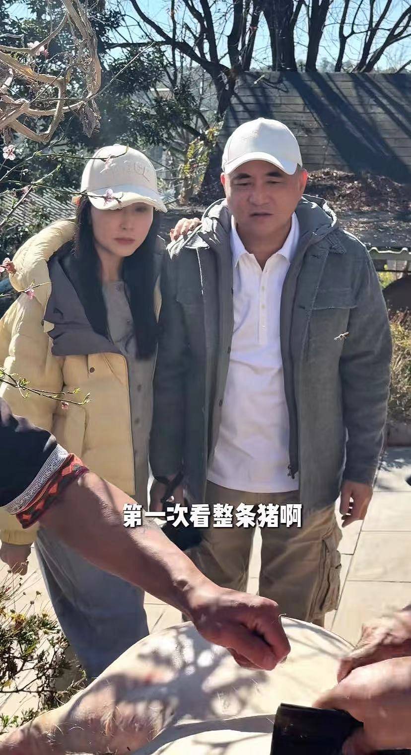 豪门媳妇胡静返乡记：背背箩赶集、烤五花肉，买鲜花送人，活成最真实云南姑娘（组图） - 3