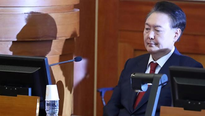 韩国前总统尹锡悦被判无期徒刑，亲信：当初铤而走险是为保护妻子（组图） - 1
