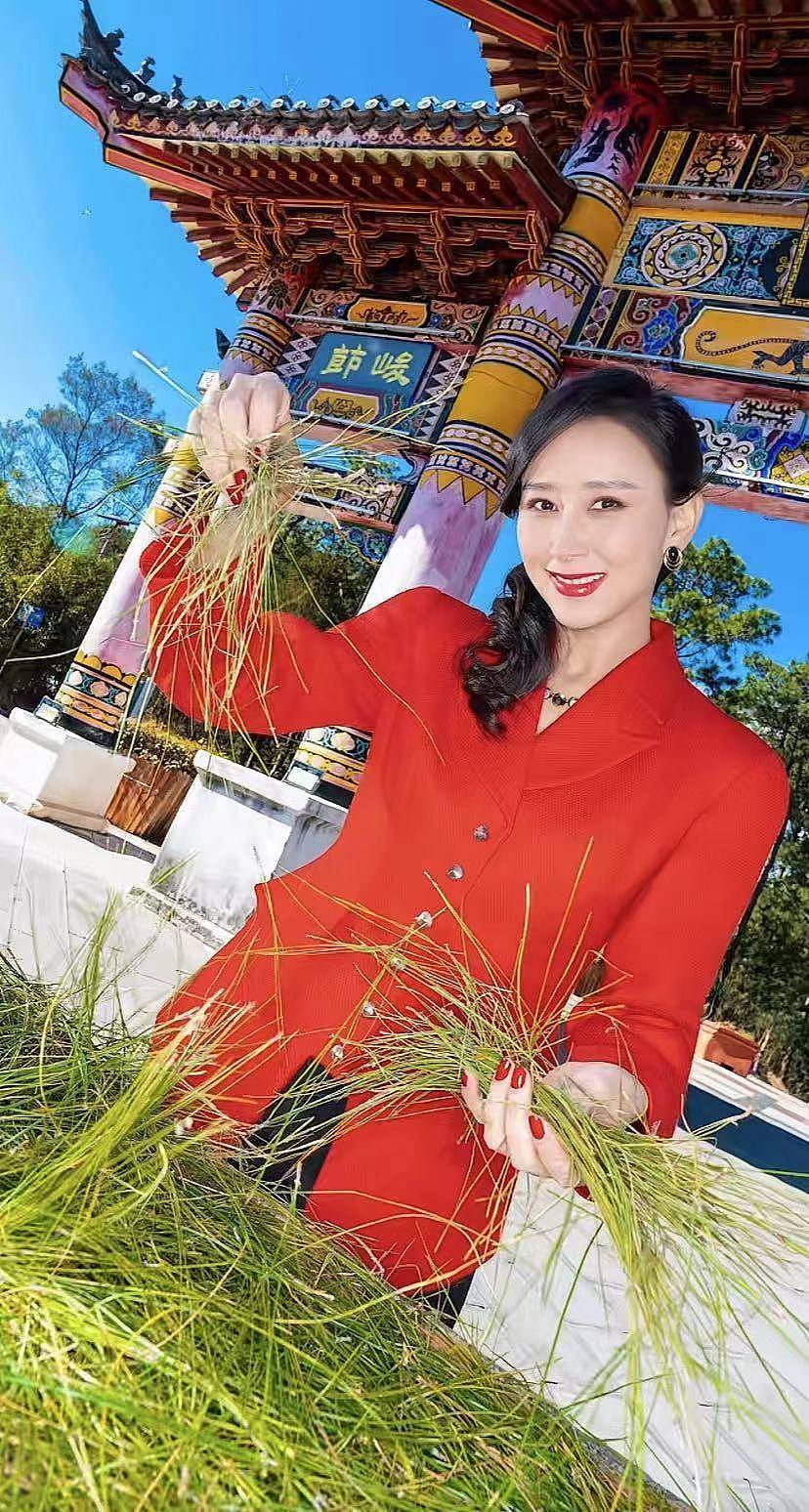 豪门媳妇胡静返乡记：背背箩赶集、烤五花肉，买鲜花送人，活成最真实云南姑娘（组图） - 11