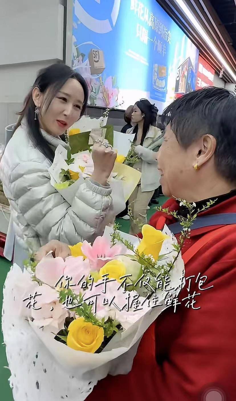 豪门媳妇胡静返乡记：背背箩赶集、烤五花肉，买鲜花送人，活成最真实云南姑娘（组图） - 9