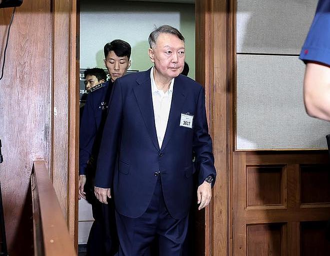 韩国前总统尹锡悦被判无期徒刑，亲信：当初铤而走险是为保护妻子（组图） - 3