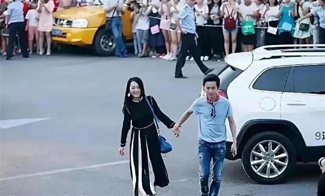 何炅杨钰莹牵手，成年人最戳心的关系根本不用藏（组图） - 2