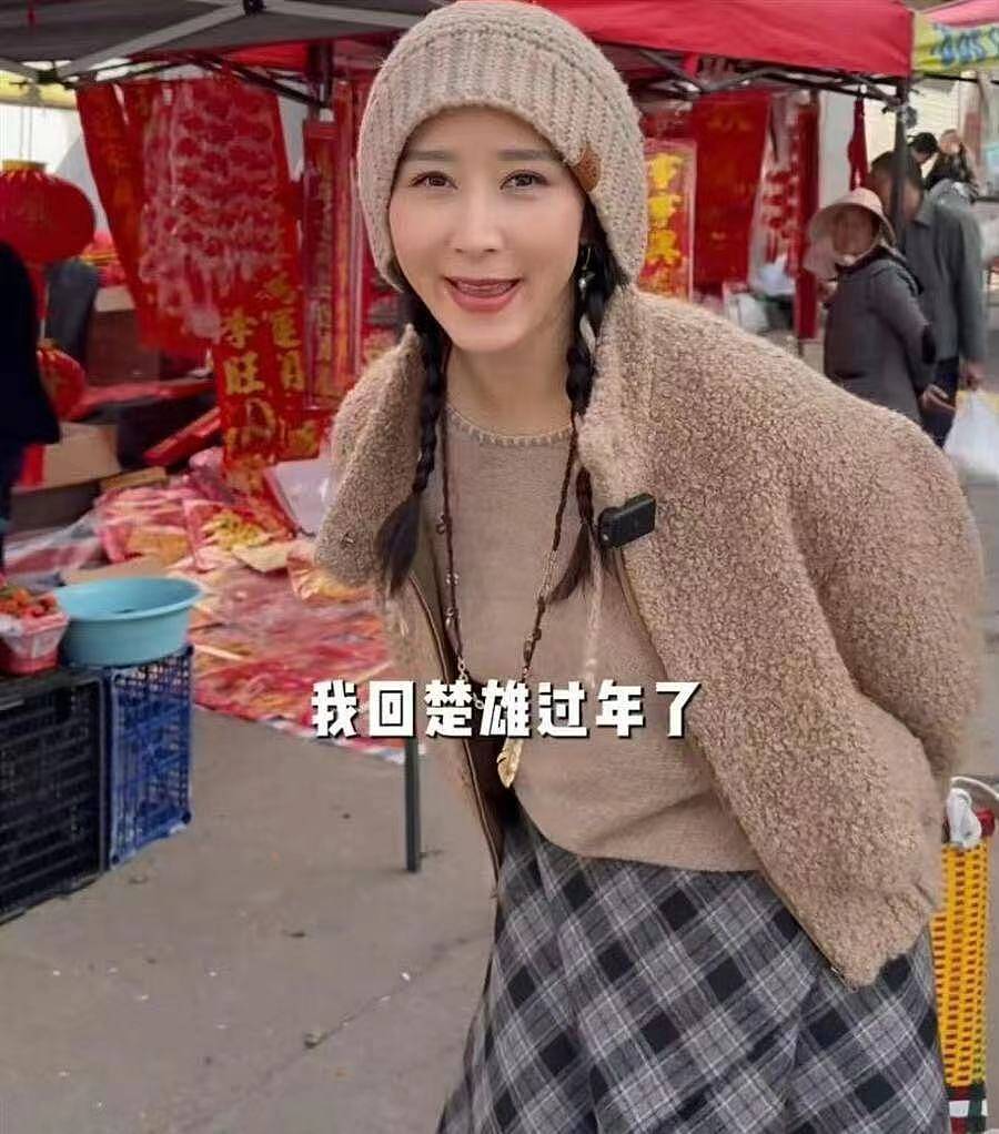 豪门媳妇胡静返乡记：背背箩赶集、烤五花肉，买鲜花送人，活成最真实云南姑娘（组图） - 6