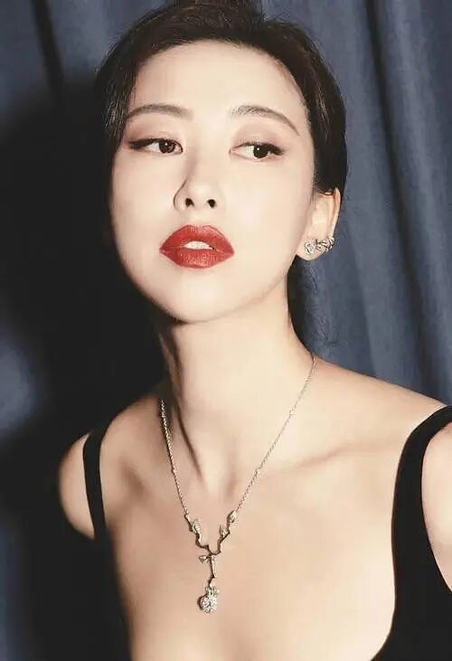 【美女】朱珠性感写真大秀魔鬼身材，曾在外国片为艺术献身（组图） - 11
