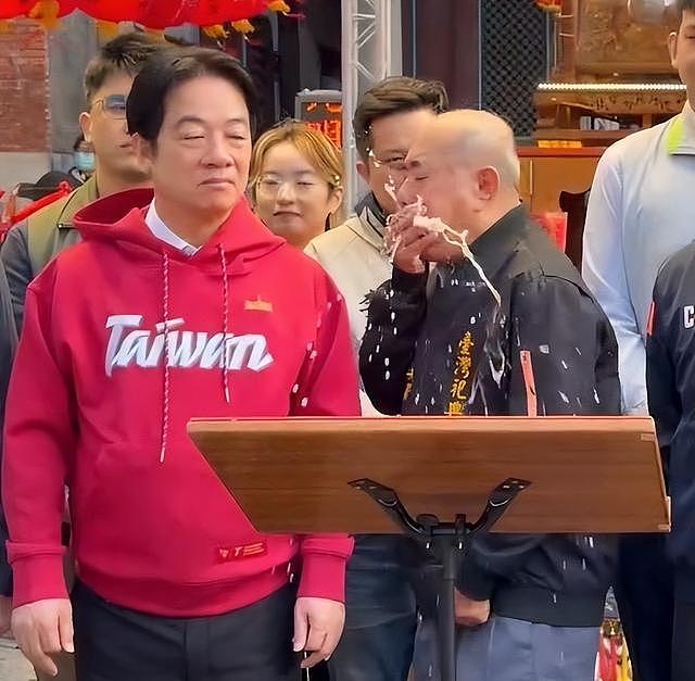 尴尬！赖清德武庙参加春节活动，被旁人吐一身（图） - 1