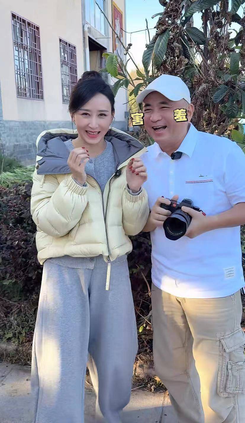豪门媳妇胡静返乡记：背背箩赶集、烤五花肉，买鲜花送人，活成最真实云南姑娘（组图） - 2