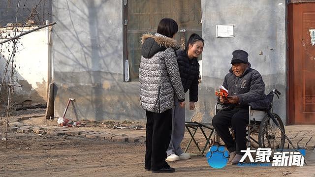 小镇“临时女儿”10元接单，代探留守父母！订单已排到初九（组图） - 10