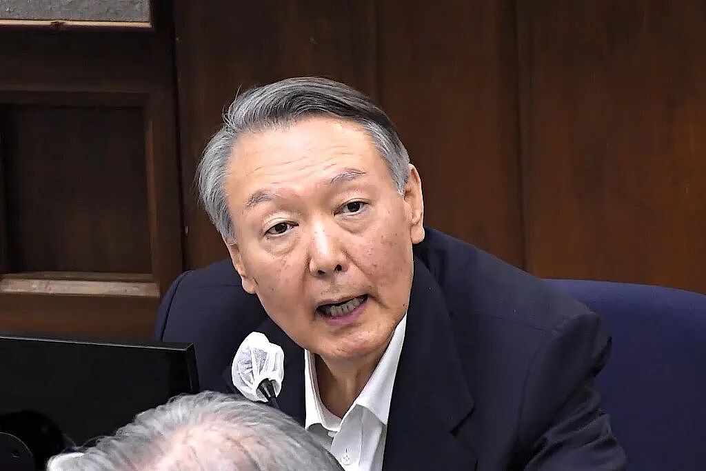 内乱头目罪罪名成立！刚刚，尹锡悦被判无期徒刑！反对者与支持者在场外高声叫骂（组图） - 4