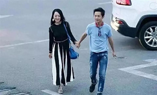 何炅杨钰莹牵手，成年人最戳心的关系根本不用藏（组图） - 1