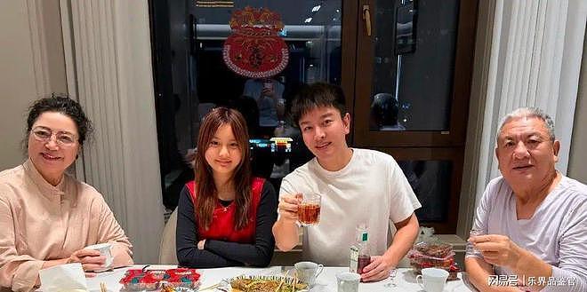 甜馨跟着爸爸回村过年，贾乃亮一张全家福，意外曝光神秘拍照人（组图） - 2