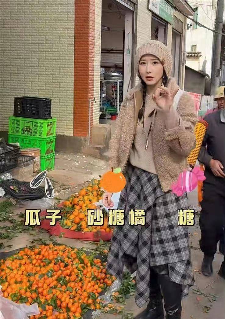 豪门媳妇胡静返乡记：背背箩赶集、烤五花肉，买鲜花送人，活成最真实云南姑娘（组图） - 5