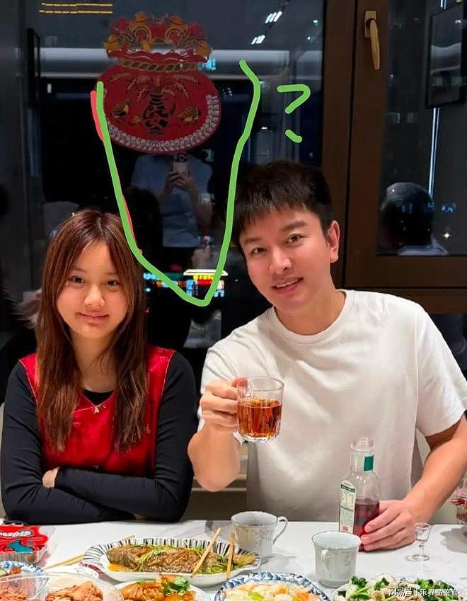甜馨跟着爸爸回村过年，贾乃亮一张全家福，意外曝光神秘拍照人（组图） - 3