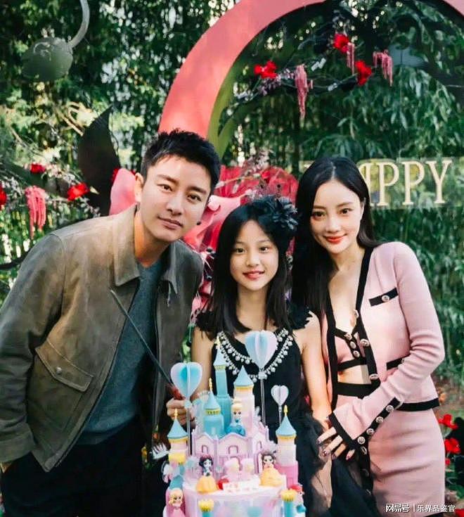 甜馨跟着爸爸回村过年，贾乃亮一张全家福，意外曝光神秘拍照人（组图） - 4