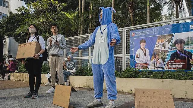 香港宏福苑“一户一社工”过劳争议 :他们在承担什么角色(组图) - 1