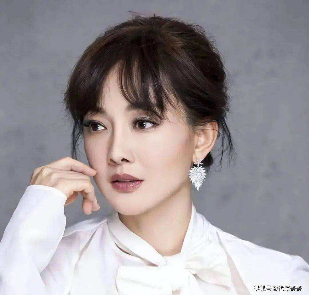 53岁牛莉近况曝光！如今18岁女儿成为她的骄傲（组图） - 1