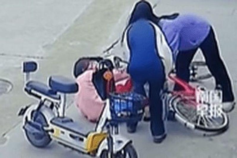 福建老妇摔车称“被吓到”，2少女去扶被索赔22万（组图） - 2