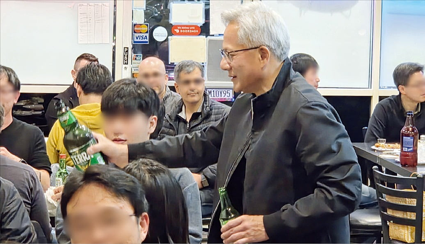 黄仁勋罕见“逐桌敬酒”(组图) - 2