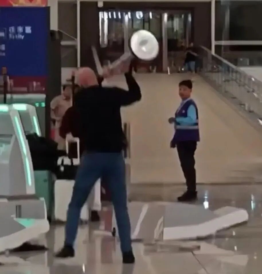外国小哥暴走砸机器，背包里却藏着伟哥！香港机场这一幕太抓马（组图） - 2