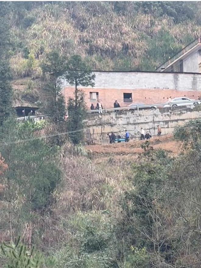湖南新化6名消防员随车坠崖牺牲，当地村民：车头变形严重，多人步行抬担架救援（组图） - 1