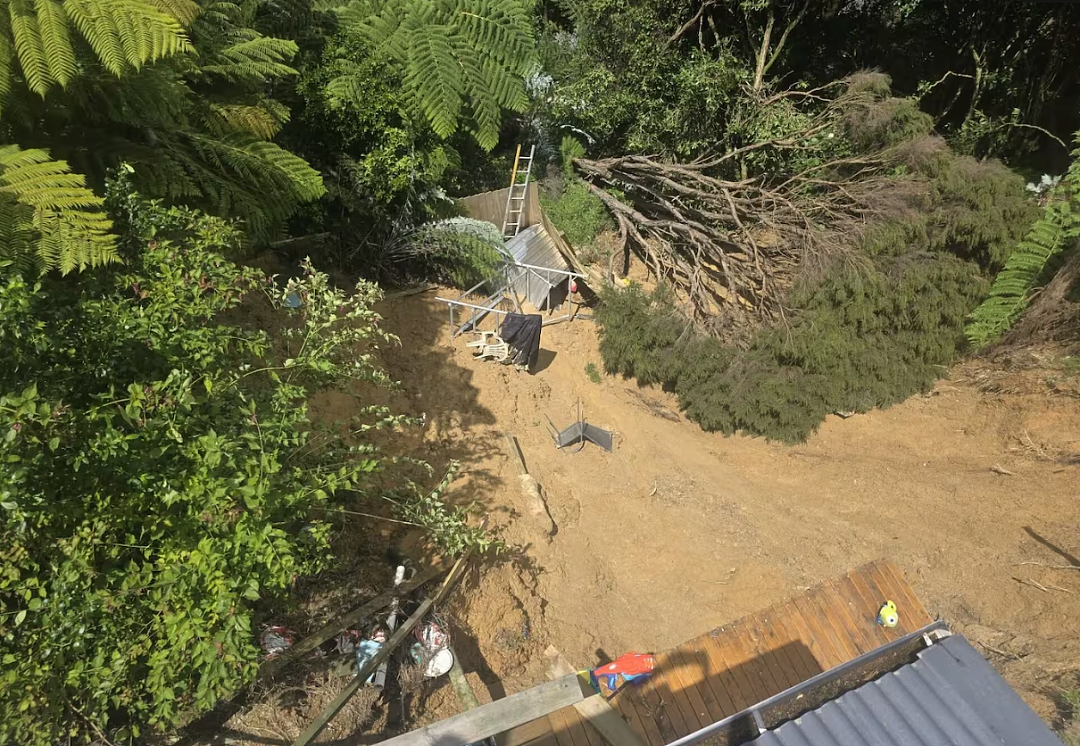 滑坡塌陷房子悬空!房主面临30万账单;奥克兰教师诱骗11岁学生案曝光;法国当天就医确诊治疗,回新西兰排队4个月(组图) - 6