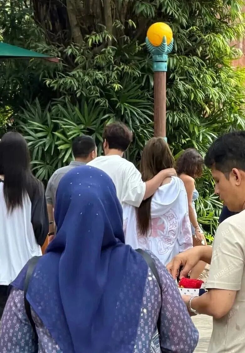 王思聪携俩美女新加坡过年!环球影城嗨玩、挑战人体弹弓…全岛网友晒偶遇照:像被“榨干”(组图) - 5