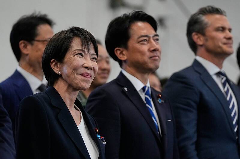 内阁高官替高市整理裙摆,宛如母子掀热议(组图) - 2